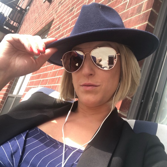 Meet your Posher, Lauren - Picture 3 of 6